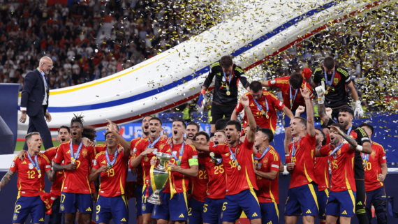 Jogadores da Seleção Espanhola com a taça da Eurocopa (foto: Adrian Dennis/AFP)