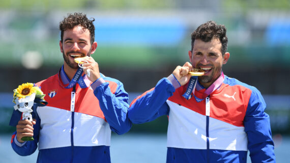 Fernando Dayán Jorge Enríquez (direita) comemora medalha de ouro em Toquio 2020 (foto: PHILIP FONG/AFP)