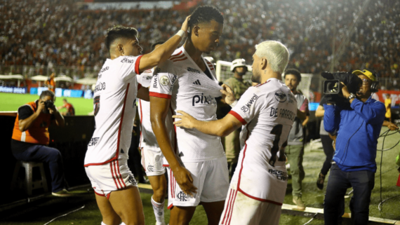 Carlinhos e Arrascaeta, do Flamengo, comemorando gol sobre Vitória, pelo Brasileiro (foto: Gilvan de Souza/CRF)