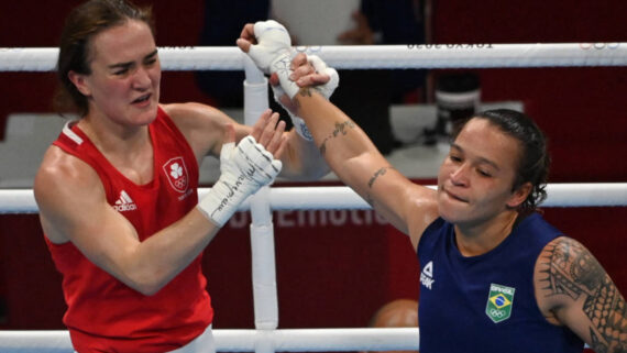 Beatriz Ferreira e Kellie Harrington em ringue em 2021 (foto: Luis ROBAYO / AFP)