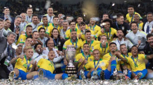 Allan (logo à direita do troféu) se tornou campeão da Copa América de 2019 pela Seleção Brasileira - Crédito: 