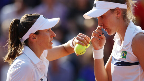 Bia Haddad e Luisa Stefani caiu na segunda fase das duplas do tênis (foto: AFP)