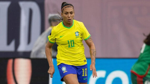 Bia Zaneratto com a camisa da Seleção Brasileira (foto: Reprodução Instagram de Bia Zaneratto)