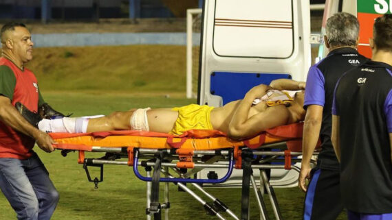 Goleiro sendo retirado de maca (foto:  Vinícius Canuto)