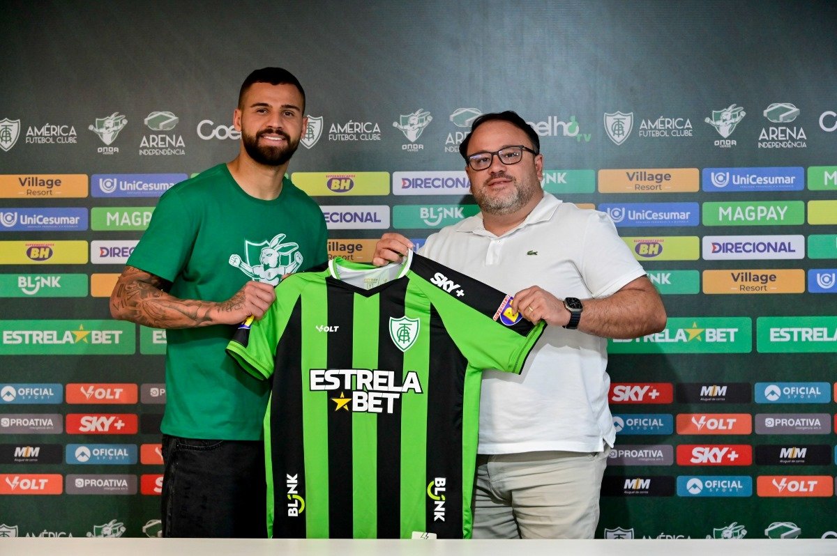 Lucão ao lado do Diretor de Futebol do América, Fred Cascardo (foto: Mourão Panda / América)