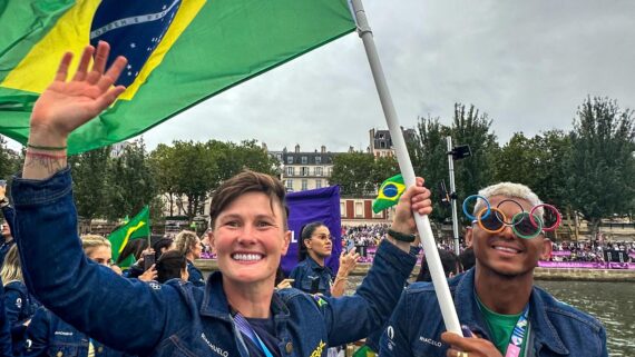 Raquel Kochhann e Isaquias Queiroz, porta-bandeiras do Brasil (foto: Divulgação/Time Brasil)