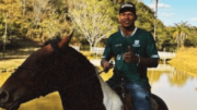 Gabriel Veron, atacante do Cruzeiro, andando a cavalo (foto: Reprodução/Instagram)
