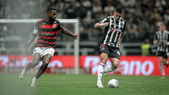 Gerson, volante do Flamengo, e Paulinho, atacante do Atlético (foto: Pedro Souza/Atlético)
