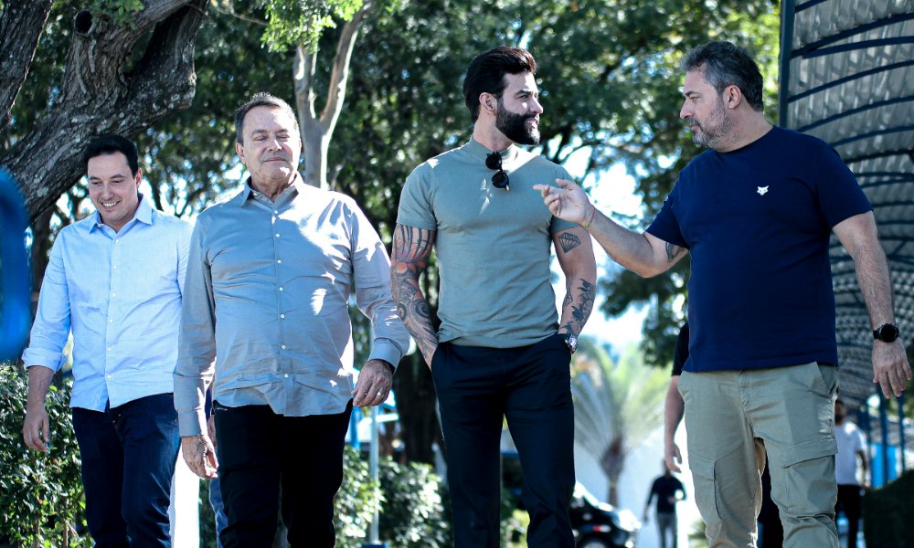 Gusttavo Lima em visita à Toca da Raposa 2 (foto: Gustavo Martis/Cruzeiro)