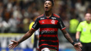 Bruno Henrique de braços abertos correndo em campo (foto: Gilvan de Souza/Flamengo)