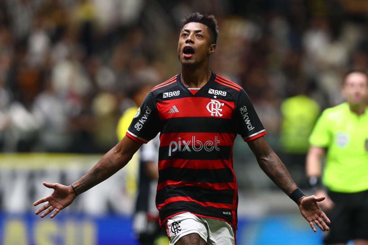 Bruno Henrique de braços abertos correndo em campo (foto: Gilvan de Souza/Flamengo)
