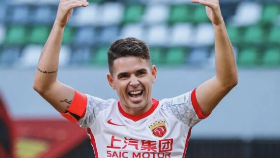 Oscar, meia ex-Seleção e Chelsea, comemora gol no futebol chinês (foto: Divulgação/Shangai Port)