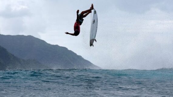 Gabriel Medina voando sobre o mar (foto: AFP)