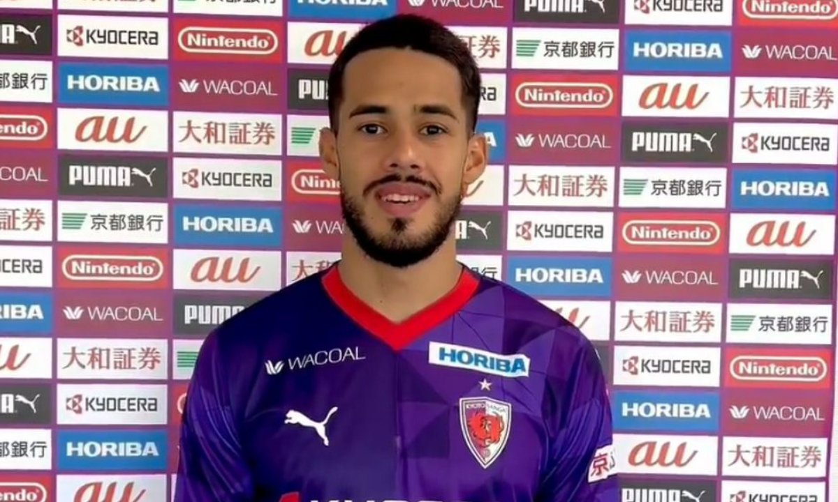 Lucas Oliveira com a camisa do Kyoto Sanga, do Japão (foto: Reprodução/Kyoto Sanga)