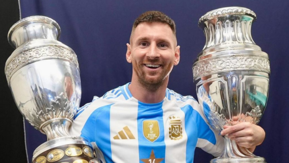 Messi com taças da Copa América (foto: Divulgação / Lionel Messi)