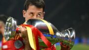 Mikel Oyarzabal beija o troféu da Eurocopa, conquistado pela Espanha (foto: INA FASSBENDER / AFP)