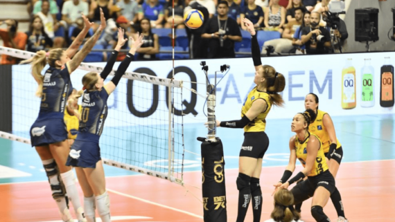 Jogadoras de Minas e Praia (foto: Léo Caldas/Divulgação CBV)