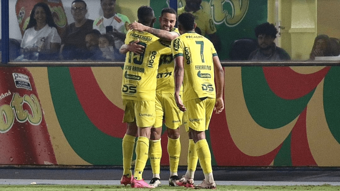 Jogadores do Mirassol comemorando gol sobre CRB, pela Série B (foto: Marcos Freitas/Agência Mirassol)