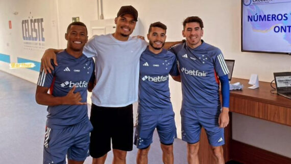 Neris ao lado de jogadores do Cruzeiro (foto: Lucas Villalba/Arquivo Pessoal)