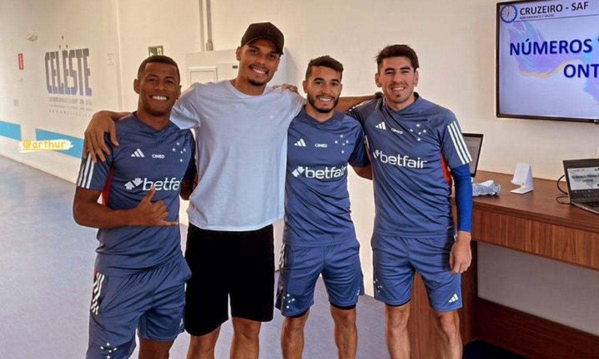 Neris ao lado de jogadores do Cruzeiro (foto: Lucas Villalba/Arquivo Pessoal)