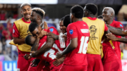 Jogadores do Panamá comemorando classificação inédita às quartas de final da Copa América (foto: Rich Storry/Getty Images North America/AFP)