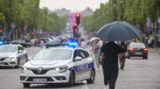 Chuva e muita polícia na Avenida Champ's Elise's, em Paris (foto: Leandro Couri/EM/D.A Press)