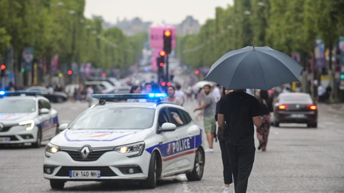 Chuva e muita polícia na Avenida Champ's Elise's, em Paris (foto: Leandro Couri/EM/D.A Press)