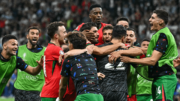 Jogadores de Portugal comemorando classificação às quartas de final da Eurocopa (foto: Javier Soriano/AFP)