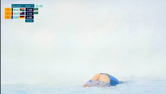 Surfista 'mostrou demais' ao vivo na Olimpíada (foto: Reprodução/Olympics)