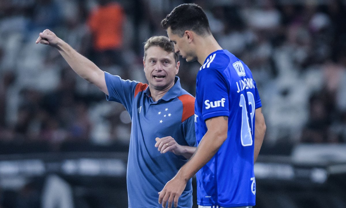 Fernando Seabra em conversa com Juan Dinenno (foto: Gustavo Aleixo/Cruzeiro)