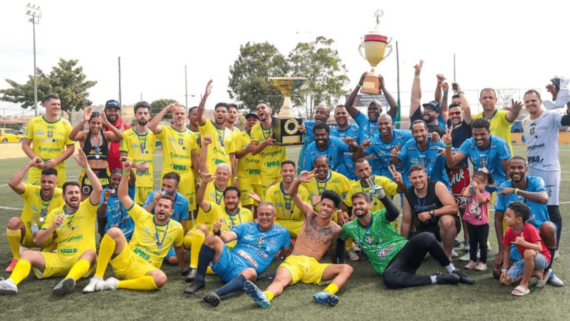 Integrantes da partida beneficente promovida por Somália, ex-atacante do América (foto: Reprodução/Instagram)