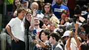 Tom Cruise tira fotos com fãs (foto: Oli SCARFF / AFP)