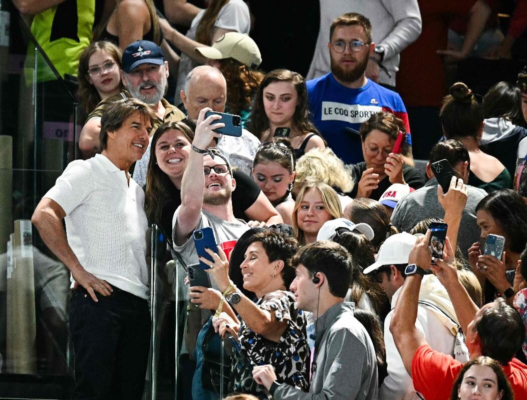Tom Cruise tira fotos com fãs