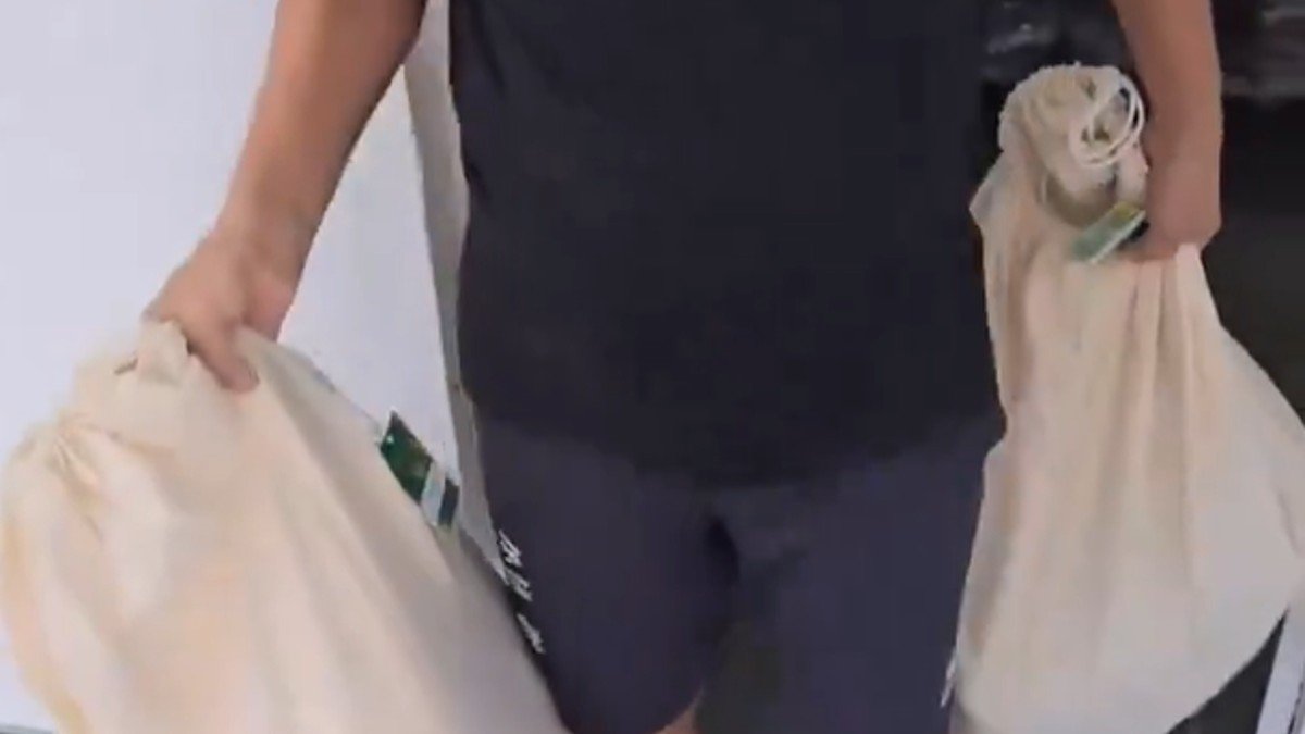 Uniformes da cerimônia de abertura e da viagem foram entregues em sacos brancos aos atletas do Brasil em Paris 2024 (foto: Reprodução/Instagram)