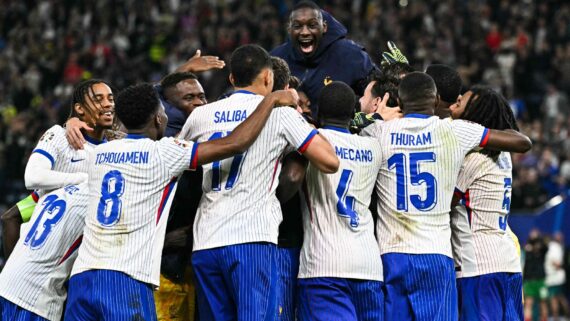 Jogadores da França comemoram classificação na Euro (foto: Javier Soriano/AFP)