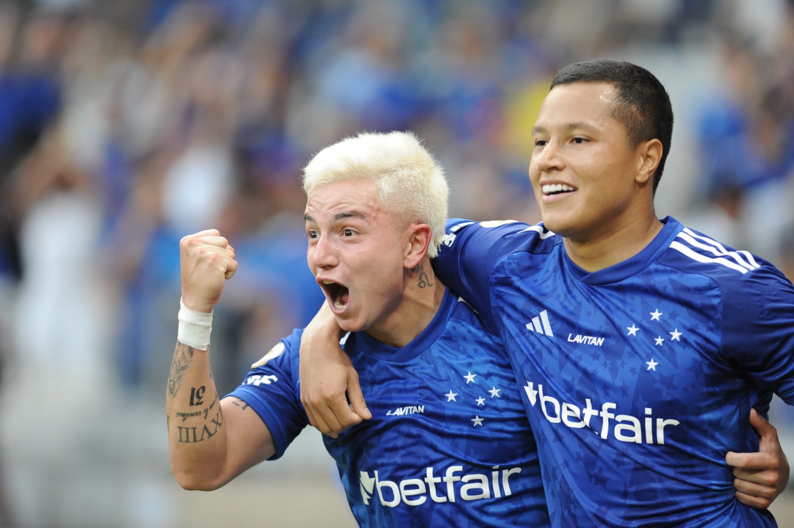 Barreal comemora com o segundo gol de Marlon Cruzeiro no jogo contra o Corinthians - (foto: Alexandre Guzanshe/EM/DA Press)