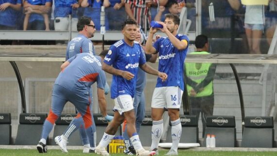 Gabriel Veron e Lucas Silva na vitória do Cruzeiro por 3 a 0 sobre o Corinthians, no Mineirão (foto: Alexandre Guzanshe/EM/D.A Press)