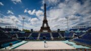 Vista da Eiffel Tower Stadium, arena do vôlei de praia em Paris 2024 (foto: Dimitar Dilkoff/AFP)