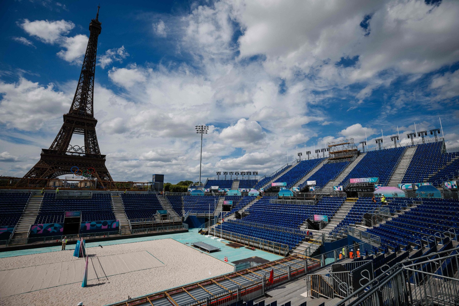 Vista da Eiffel Tower Stadium, arena do vôlei de praia em Paris 2024