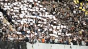 Torcedores do Atlético participam de mosaico antes de jogo contra o Vasco na Arena MRV (foto: Alexandre Guzanshe/EM/D.A Press)