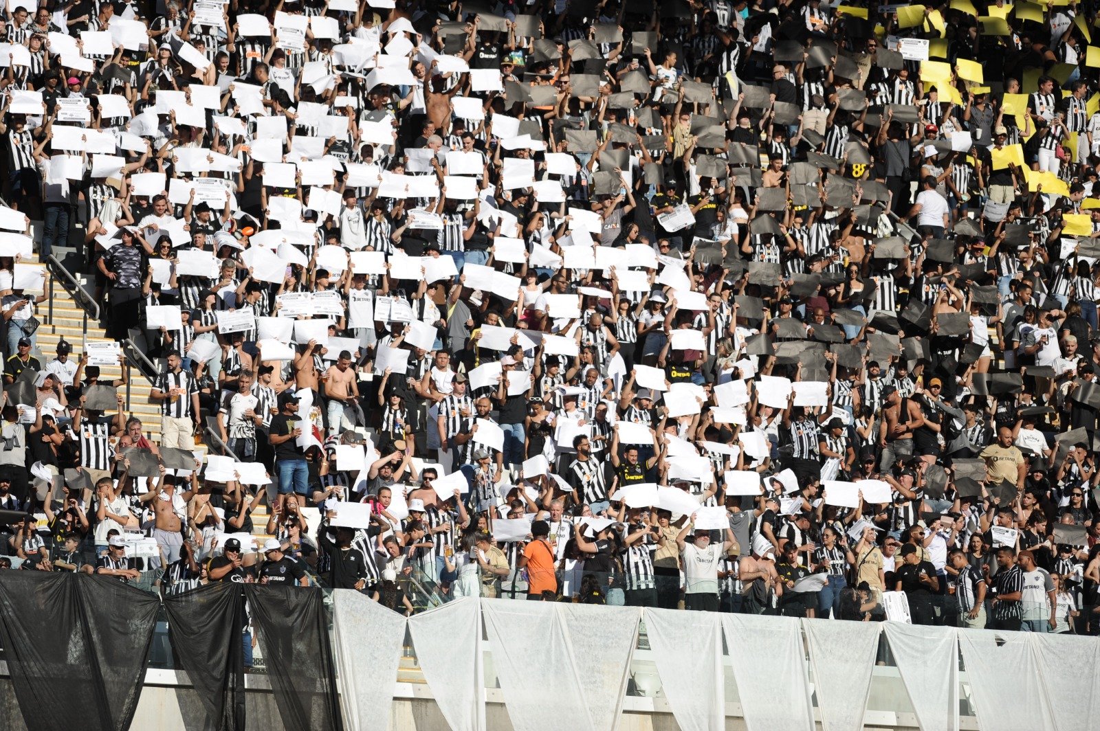 Torcedores do Atlético participam de mosaico antes de jogo contra o Vasco na Arena MRV (foto: Alexandre Guzanshe/EM/D.A Press)
