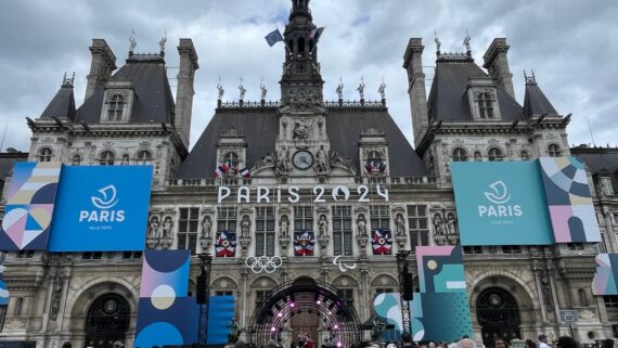 Prefeitura de Paris com dizeres dos Jogos Olímpicos (foto: João Vitor Marques/EM/D.A Press)