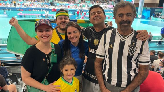 Mineiros na torcida pelo Brasil no handebol (foto: João Vítor Marques/No Ataque)
