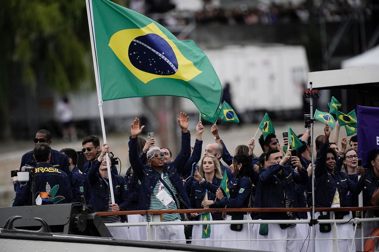 Abertura Paris 2024: barco do Brasil desfila 'lotado' no Rio Sena