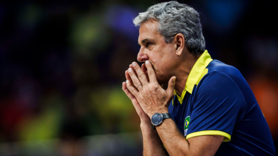 Zé Roberto, técnico da Seleção Brasileira Feminina de Vôlei, em jogo do Brasil (foto: Divulgação/FIVB)