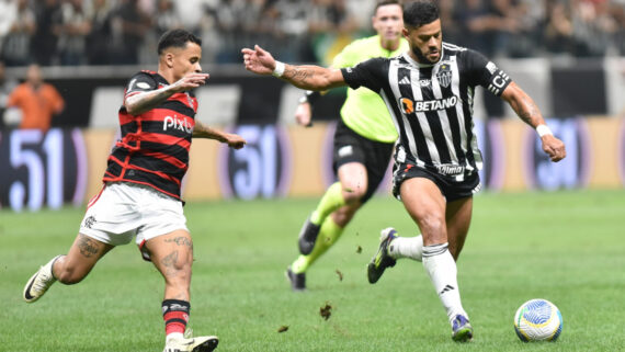 Allan e Hulk em disputa de bola durante Atlético x Flamengo (foto: Ramon Lisboa/EM/DA.Press)