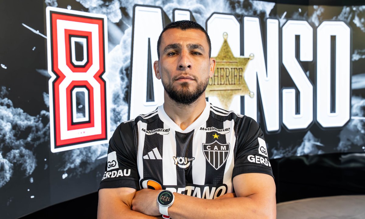 Alonso posa para foto pelo Atlético (foto: Pedro Souza/Atlético)