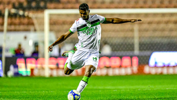 Ricardo Silva, zagueiro do América, em jogo da Série B (foto: Mourão Panda/América)