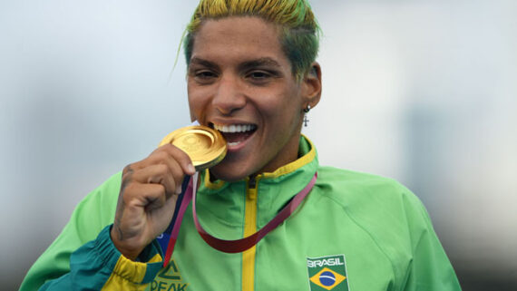 Ana Marcela Cunha conquistou a medalha de ouro na maratona aquática na Olimpíada de Tóquio, em 2021 (foto: OLI SCARFF/AFP)