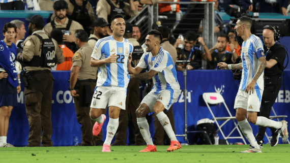 Jogadores da Argentina comemorando gol sobre Colômbia, pela Copa América (foto: Charly Triballeau/AFP)